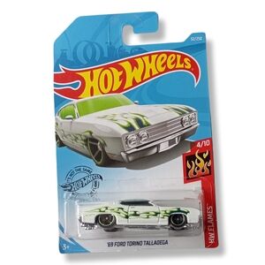 Hot Wheels '69 Ford Torino Talladega Toy Car - White and Green - 32/250